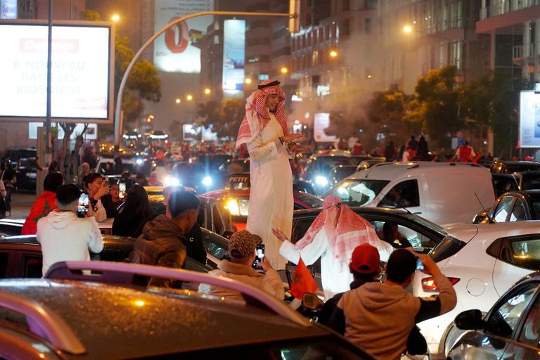 مشجعون يرفعون علم المغرب