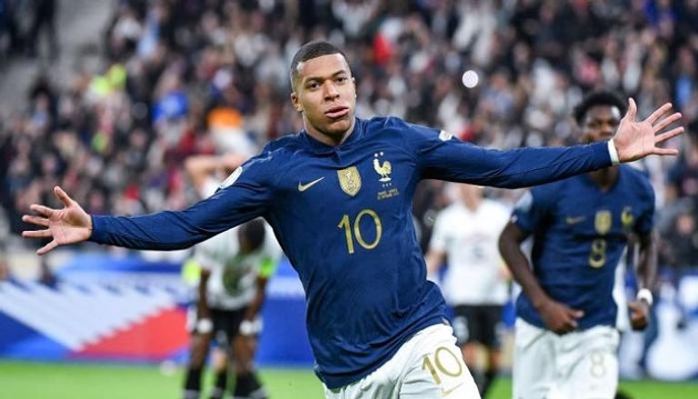 كيليان مبابي ليونيل ميسي قائد منتخب الأرجنتين