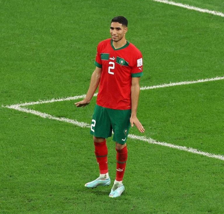 أشرف حكيمي أشرف حكيمي يحتفل بالتأهل مع والدته في المدرجات