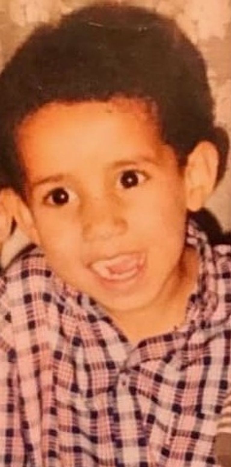 أشرف حكيمي أشرف حكيمي يحتفل بالتأهل مع والدته في المدرجات