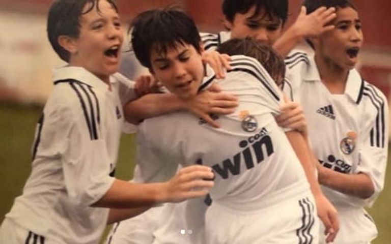 حكيمي مع ريال مدريد كاستيا أشرف حكيمي يحتفل بالتأهل مع والدته في المدرجات