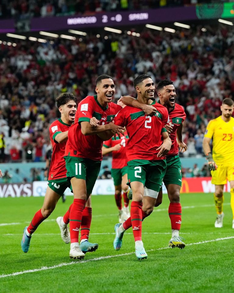 حكيمي أشرف حكيمي يحتفل بالتأهل مع والدته في المدرجات