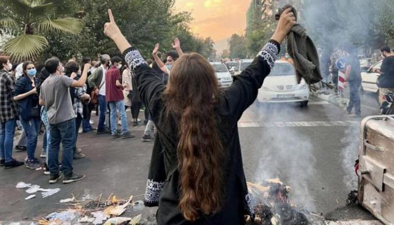 متظاهرة إيرانية في إحدى الاحتجاجات التي اندلعت قبل 3 أشهر - أرشيفية