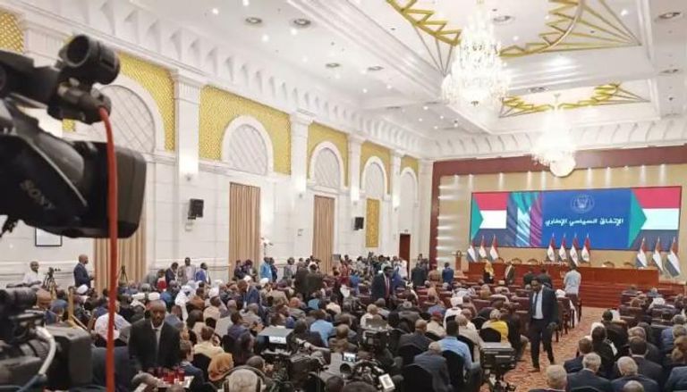جانب من مراسم توقيع الاتفاق السياسي الإطاري بالسودان