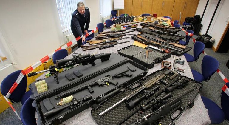 أسلحة صادرتها الشرطة من عناصر "مواطني الرايخ" في مدينة فوبرتال فى وقت سابق أحد