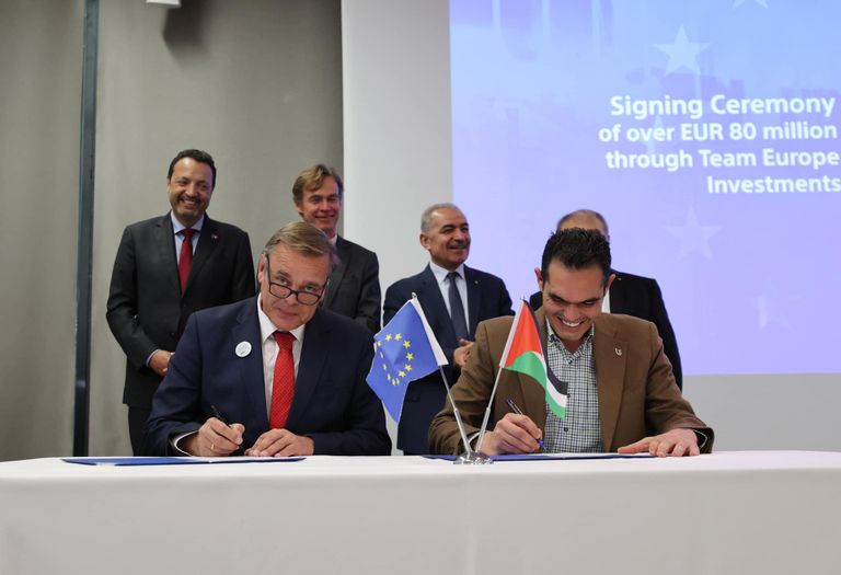 جانب من توقيع الاتفاقيات