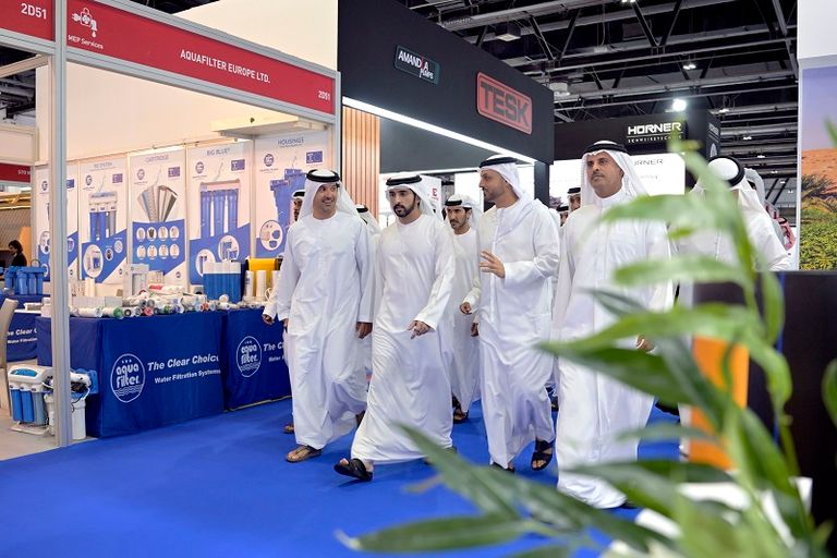 الشيخ حمدان بن محمد بن راشد آل مكتوم خلال زيارته لمعرض "الخمسة الكبار"