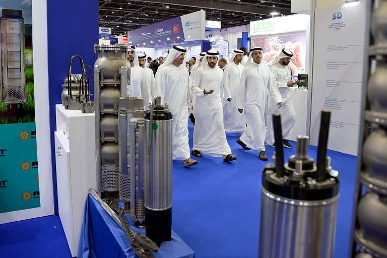 الشيخ حمدان بن محمد بن راشد آل مكتوم خلال زيارته لمعرض "الخمسة الكبار"