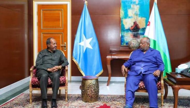 جانب من لقاء رئيسي جيبوتي إسماعيل جيله (يمين) والصومال حسن شيخ