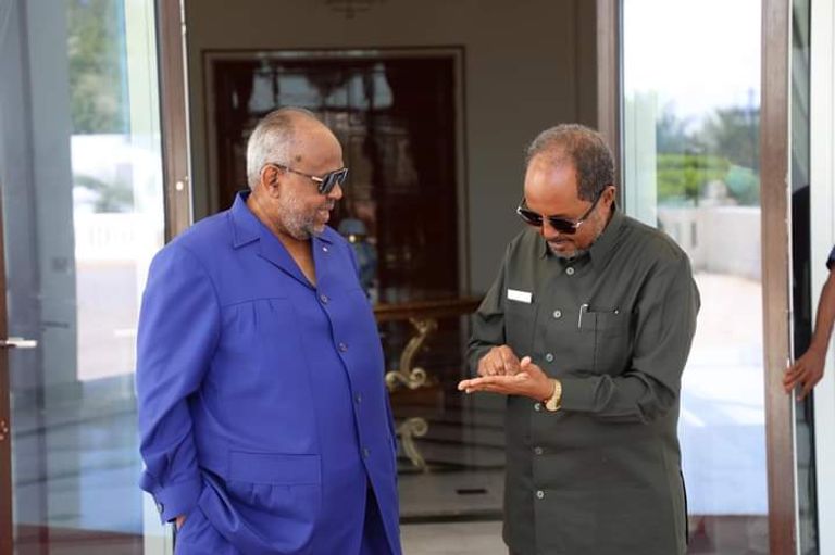 جانب من لقاء رئيسي جيبوتي إسماعيل جيله (يمين) والصومال حسن شيخ