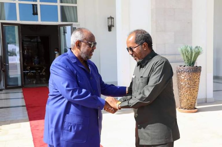 جانب من لقاء رئيسي جيبوتي إسماعيل جيله (يمين) والصومال حسن شيخ