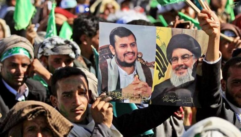 عناصر حوثية ترفع صورة زعيم المليشيات وأمين حزب الله في مظاهرة سابقة
