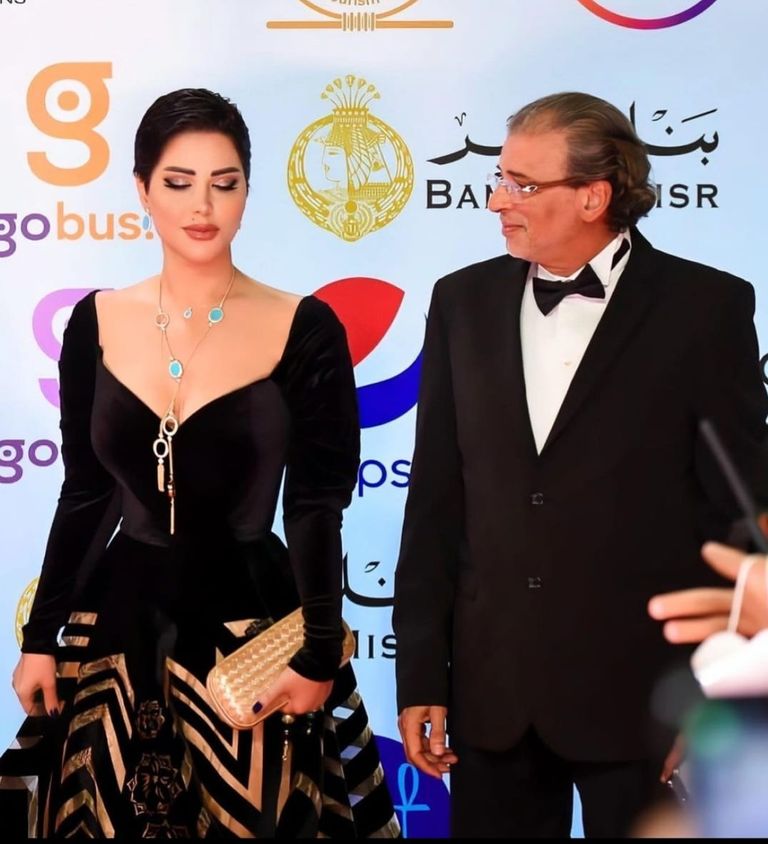 المخرج خالد يوسف وشمس الكويتية في مهرجان القاهرة السينمائي في دورته الـ44 حسين فهمي وخالد يوسف في مهرجان القاهرة السينمائي في دورته الـ44