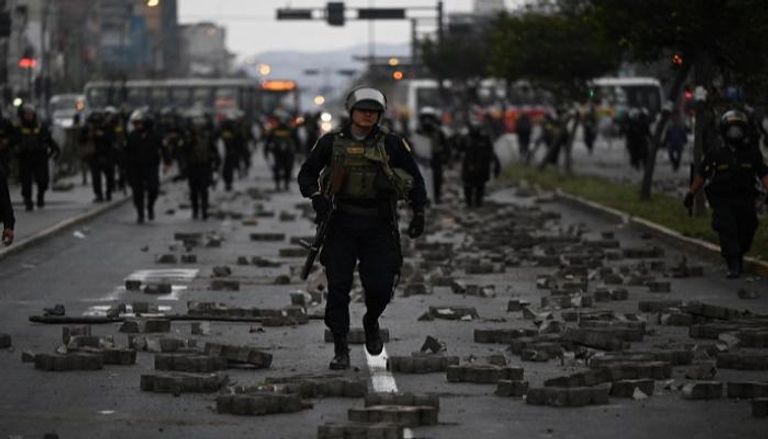 الأمن البيروفي وسط حجارة ألقاها المتظاهرون  - الفرنسية