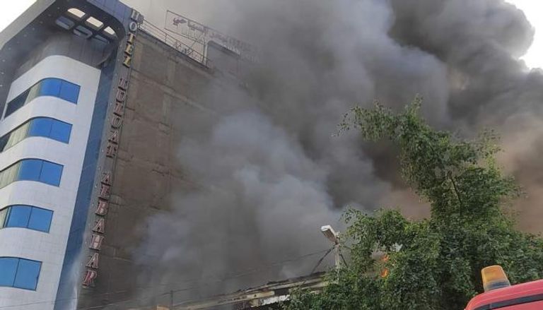أعمدة الدخان تتصاعد من حريق أحد الفنادق