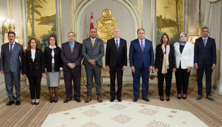 الرئيس التونسي قيس سعيد وأعضاء لجنة الصلح الجزائي