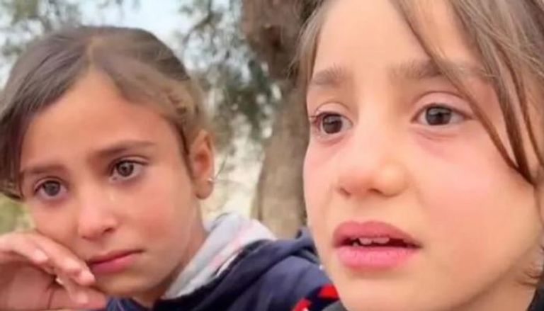الطفلة السورية وشقيقتها