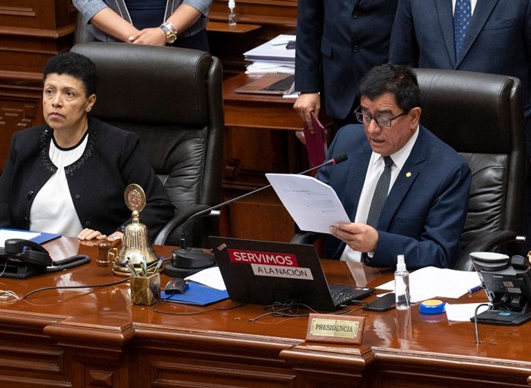 رئيس برلمان بيرو جوزيه ويليامز زاباطا يعلن عزل الرئيس كاستيلو رئيس بيرو المعزول بيدرو كاستيلو