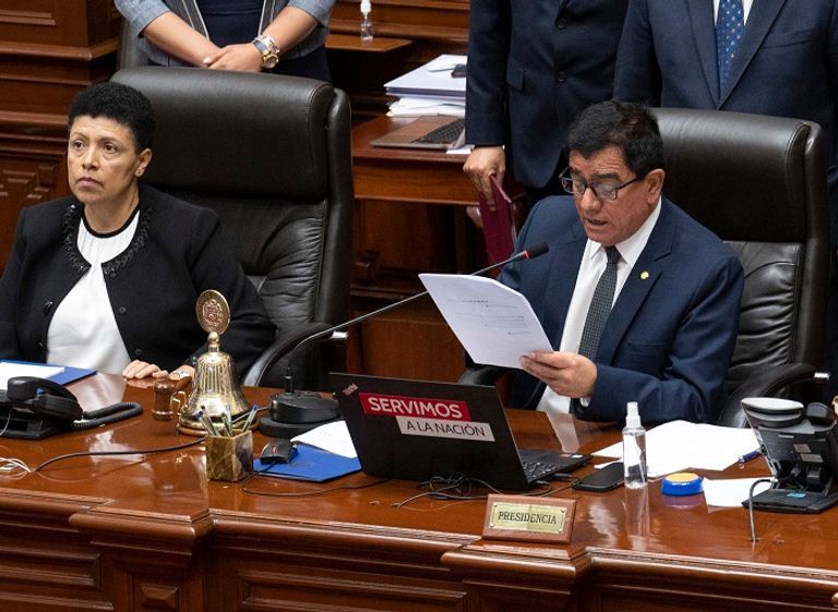 جوزيه ويليامز زاباطا رئيس برلمان بيرو يعلن عزل كاستيلو دينا بولوارتي رئيسة بيرو الجديدة