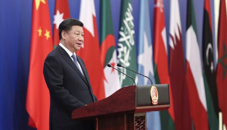 الرئيس الصيني بجانب أعلام دول عربية