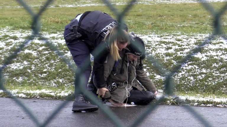 نشطاء المناخ يستهدفون مطاري ميونخ وبرلين