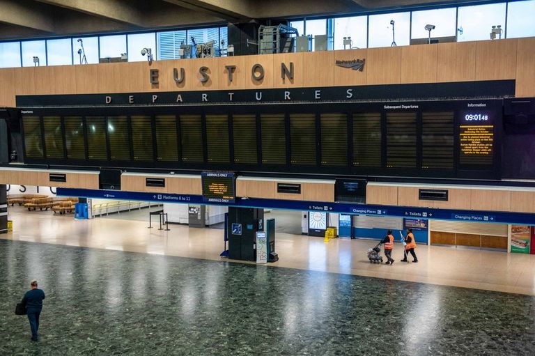 الإضرابات تمحو بهجة عيد الميلاد في بريطانيا