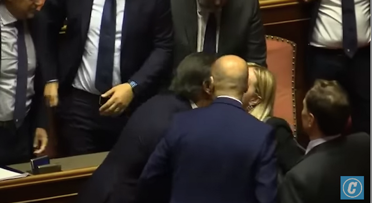 بايدن يتعثر عند صعود سلم الطائرة