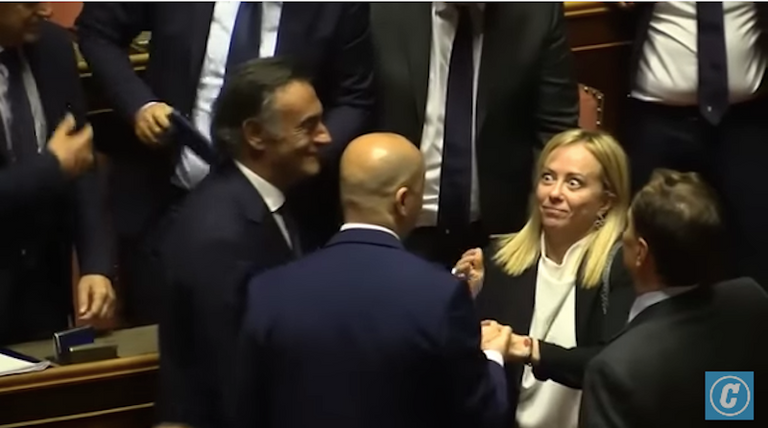 بايدن يتعثر عند صعود سلم الطائرة