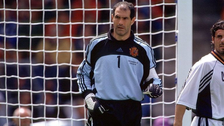 زوبيزاريتا حارس منتخب إسبانيا الأسبق منتخب إسبانيا بطل كأس العالم 2010