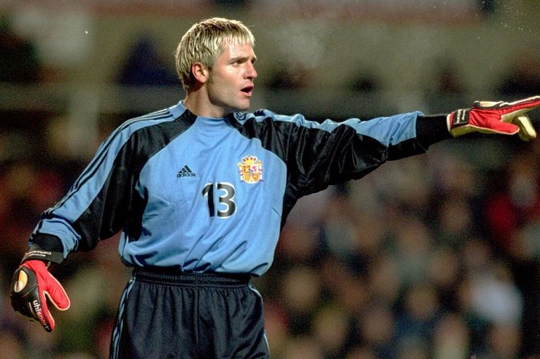 كانيزاريس حارس منتخب إسبانيا الأسبق منتخب إسبانيا بطل كأس العالم 2010