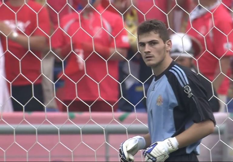 كانيزاريس حارس منتخب إسبانيا الأسبق في كأس العالم 2002 منتخب إسبانيا بطل كأس العالم 2010