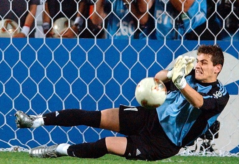 كاسياس حارس منتخب إسبانيا الأسبق في كأس العالم 2002 منتخب إسبانيا بطل كأس العالم 2010