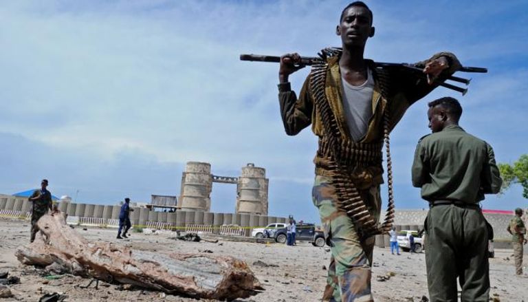 جندي صومالي بموقع تفجير في مقديشو- أرشيفية