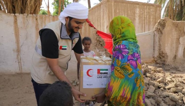 الهلال الأحمر الإماراتي يوزع مساعدات إنسانية