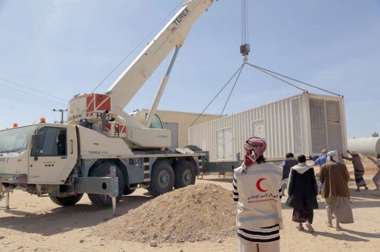 الهلال الأحمر الإماراتي يوزع مساعدات إنسانية