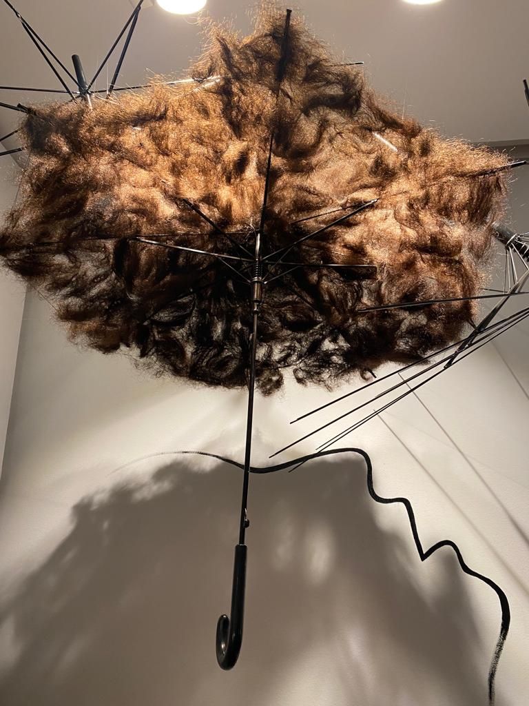 وجه إنسان "كروكي" ينعكس عليه ظل شمسية ماجي الشاويش