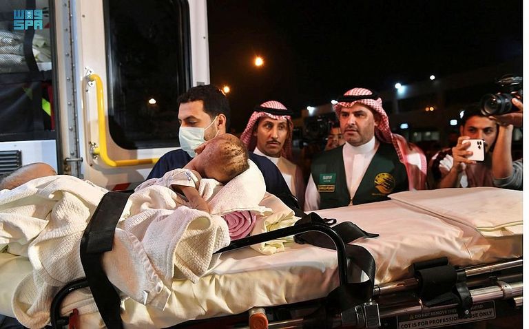 التوأم السيامي النيجيري يصل إلى الرياض