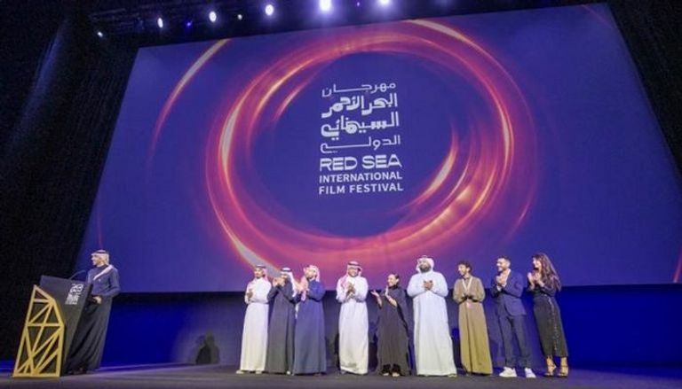 جاكي شان يتوسط مسؤولي المهرجان