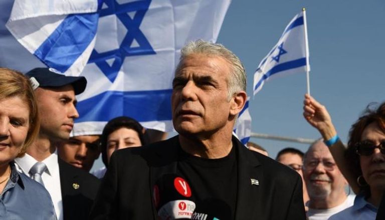 لابيد خلال إحدى المظاهرات في تل أبيب