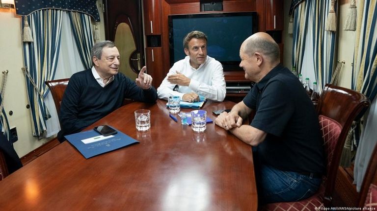 زيلينسكي ورئيس الوزراء البريطاني الأسبق جونسون