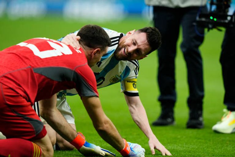 ميسي قائد منتخب الأرجنتين مع حارسه إيميليانو موعد مباراة الأرجنتين وكرواتيا