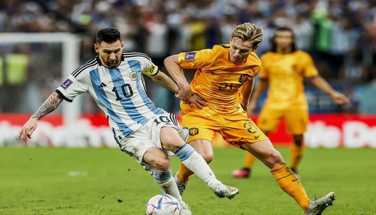 ليونيل ميسي وفرانكي دي يونج ليونيل ميسي نجم منتخب الأرجنتين