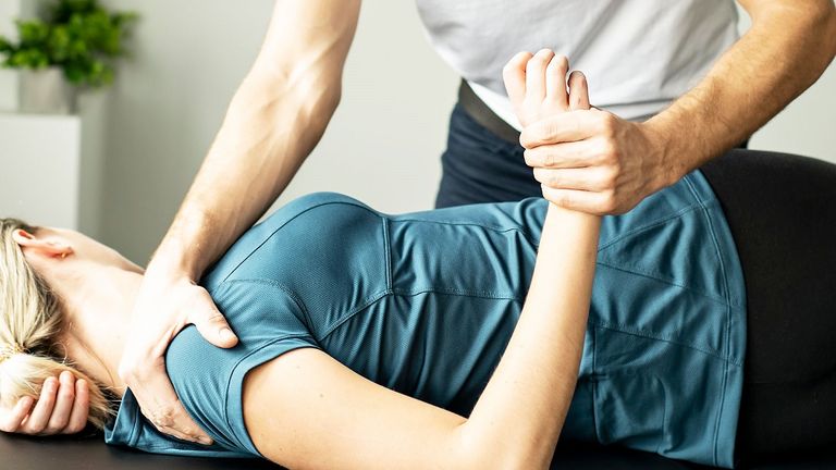 سيدة تعاني من مرض الفيبروميالجيا - أرشيفية