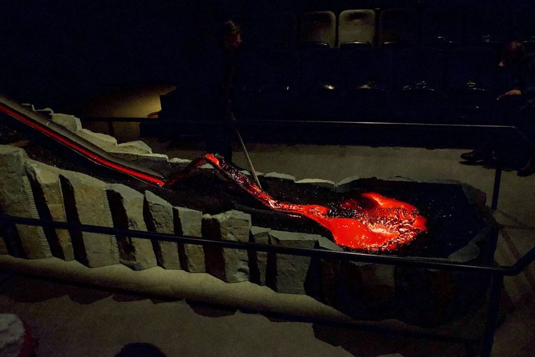 تجربة لمشاهدة بركان حقيقي داخل صالة في أيسلندا