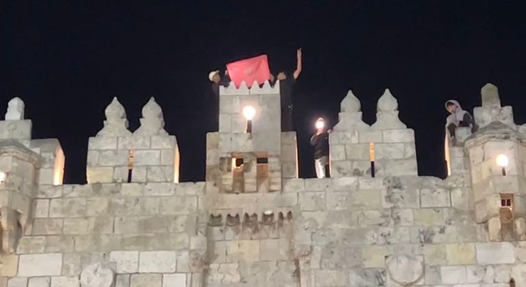 العلم المغربي على سور القدس القديمة