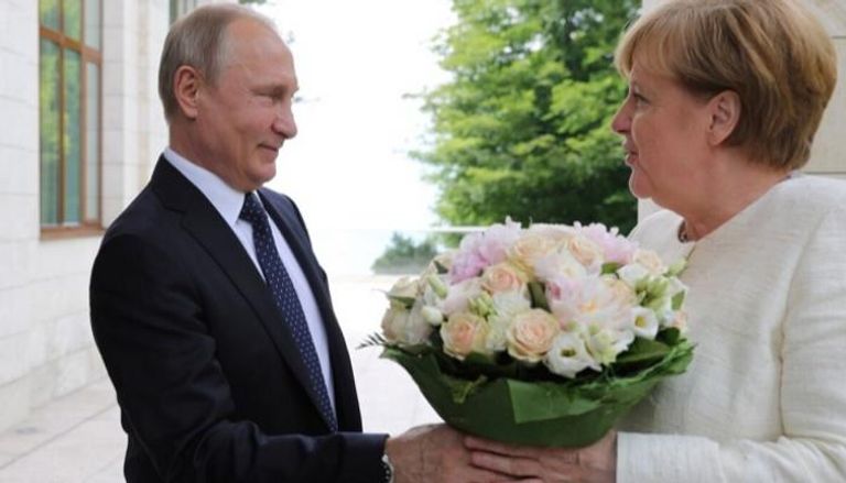 بوتين كان حريصا على إهداء ميركل باقات من الورد- أرشيفية