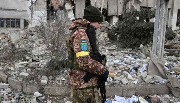جندي أوكراني وسط حطام المنازل التي دمرتها الحرب- أرشيفية