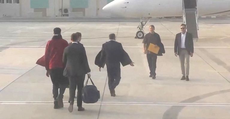 لحظة تبادل فيكتور بوت وبريتني جرينر