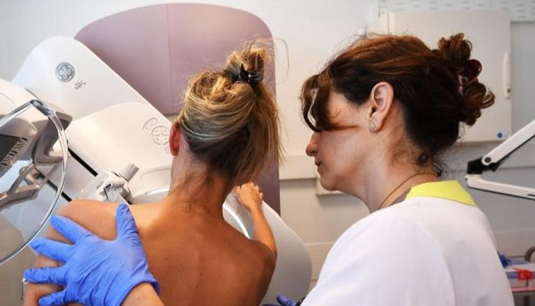 إحدى مريضات سرطان الثدي تخضع للعلاج - أرشيفية
