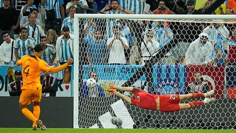 فيرجل فان دايك يهدر ركلة جزاء أليسون بيكر وفابينيو